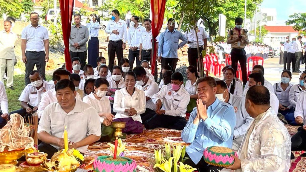 ឯកឧត្តម គួច ចំរើន អភិបាល នៃគណៈអភិបាលខេត្តព្រះសីហនុ អញ្ជើញចូលរួមពិធីបើកការដ្ឋានសាងសង់ បណ្ណាល័យនៅសាលាបឋមសិក្សា និងវិទ្យាល័យ ហ៊ុន សែន មិត្តភាព