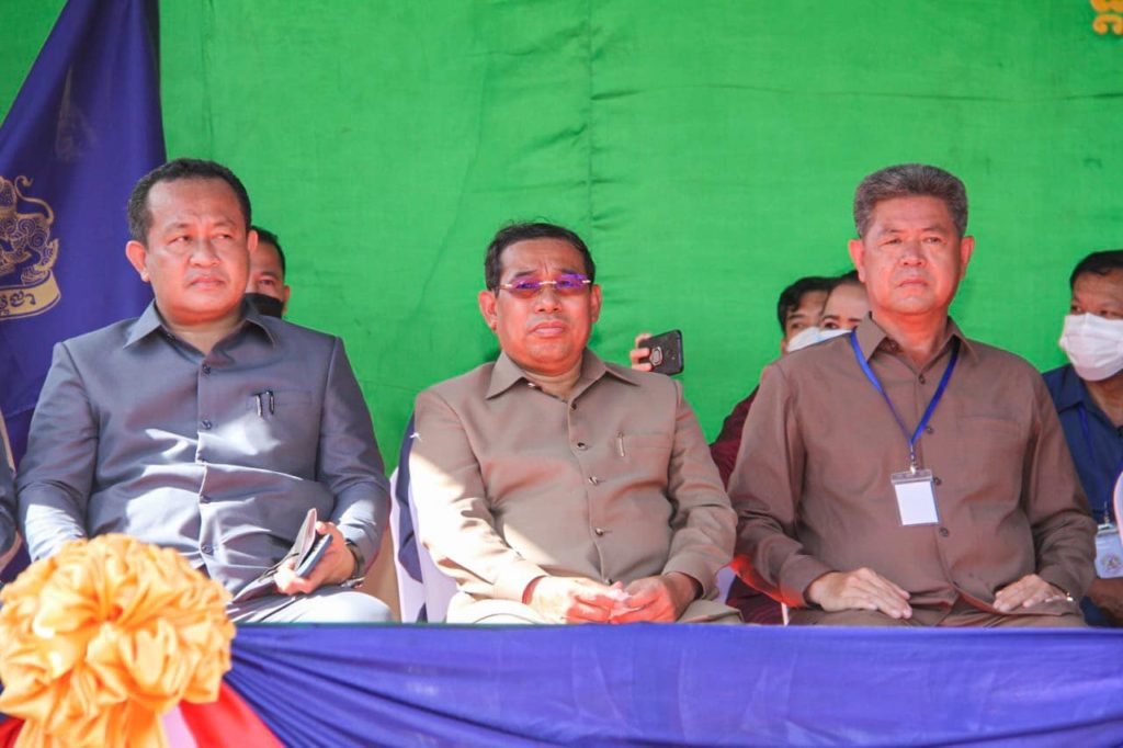 ឯកឧត្តម គួច ចំរើន អភិបាល នៃគណៈអភិបាលខេត្តព្រះសីហនុ បានអញ្ជើញចូលរួមពិធីផ្ដល់ប័ណ្ណកម្មសិទ្ធដីធ្លីជូនគ្រួសារយោធិន អតីតយុទ្ធជន