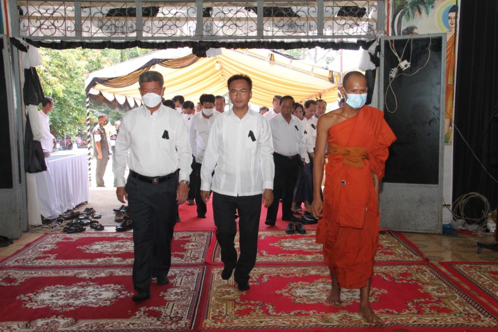 ឯកឧត្តម គួច ចំរើន ឯកឧត្តម លូ គឹមឈន់ និងឯកឧត្តម សៅ សុភាព បានអញ្ជើញគោរពព្រះវិញ្ញាណក្ខន្ធព្រះសពព្រះគ្រូ ឡេង ហ៉ី