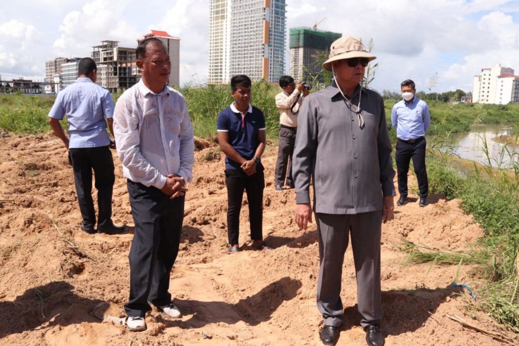 ឯកឧត្តម គួច ចំរើនអភិបាល នៃគណៈអភិបាលខេត្តព្រះសីហនុ អញ្ជើញចុះពិនិត្យសកម្មភាព ការកាយស្ដារអូរប្រឡាយនៅក្នុងភូមិសាស្រ្តសង្កាត់លេខ៤