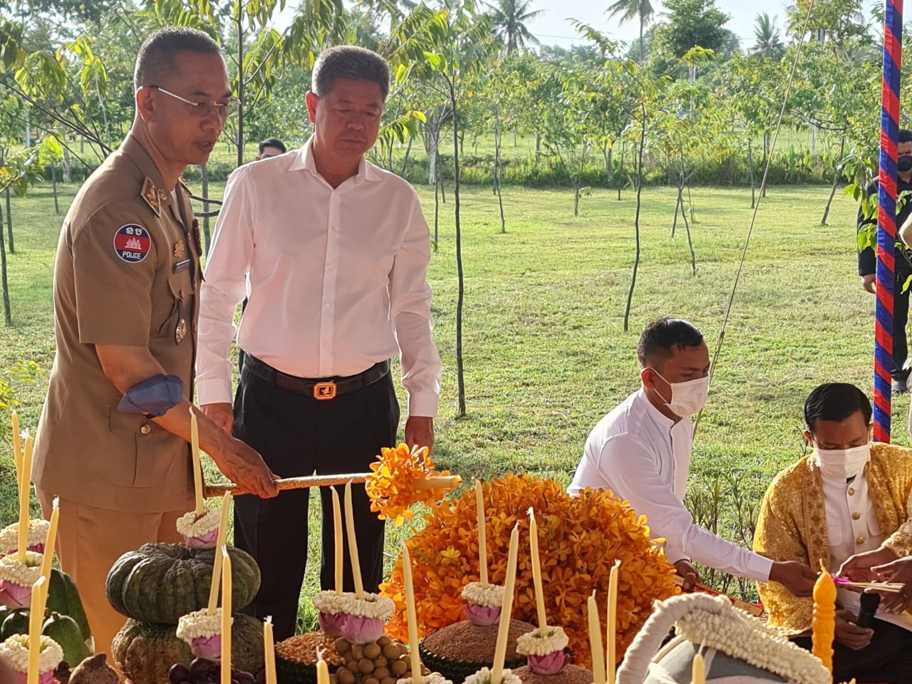 ឯកឧត្ដម​ គួច​ ចំរើន​ អភិបាល នៃគណៈអភិបាលខេត្តព្រះសីហនុ​ បានអញ្ជេីញ​ចូលរួម​ក្នុងពិធី​បញ្ចុះបឋមសិលាសាងសង់អាគារសហសិក្សា កម្ពស់២ជាន់ និងសំណេះសំណាល​ សួរសុខទុក្ខ សិស្សនាយនគរបាល​