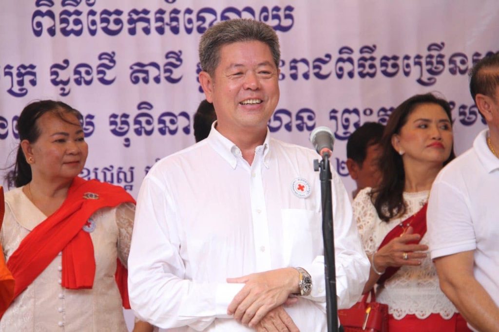 ឯកឧត្ដម គួច ចំរើន អញ្ជើញសំណេះសំណាល និងនាំយកព្រះរាជអំណោយសម្តេចព្រះមហាក្សត្រី នរោត្តម មុនិនាថ សីហនុ ព្រះវររាជមាតាជាតិខ្មែរ ចែកជូនប្រជាពលរដ្ឋទីទ័លក្រ
