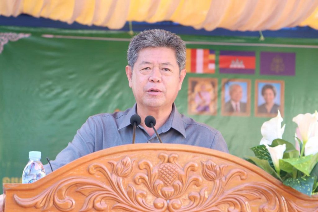 ឯកឧត្តម គួច ចំរើន អភិបាល នៃគណៈអភិបាលខេត្តព្រះសីហនុ អញ្ជើញជាអធិបតីពិធីប្រគល់-ទទួលឧបករណ៍លាងសម្អាតដៃ ប្រើដោយឈ្នាន់ជាន់ជើងជូនដល់សាលារៀនគោលដៅក្នុងខេត្តព្រះសីហនុ