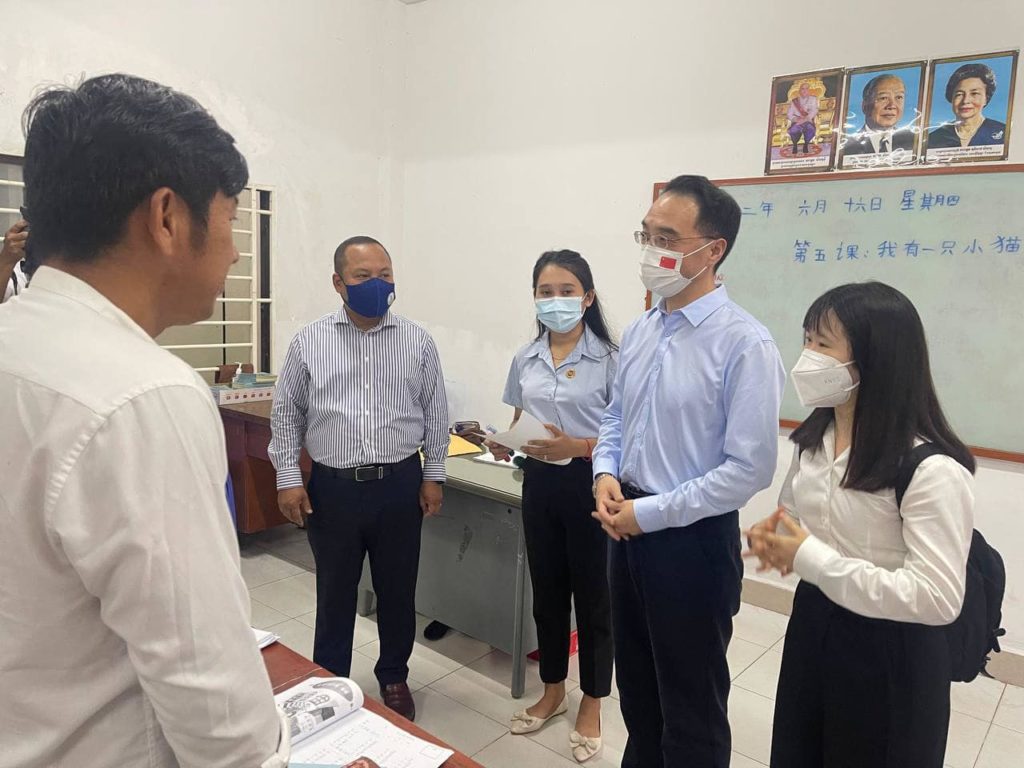 លោក ឡុង ឌីម៉ង់ អភិបាលរងខេត្តព្រះសីហនុ រួមជាមួយលោក Hu Wei  បានអញ្ជើញចុះសំណេះសំណាលជាមួយមន្ត្រី និងក្រុមគ្រួសារមន្ត្រី ដែលកំពុងសិក្សាភាសាចិននៅសាលាកាងហួរ