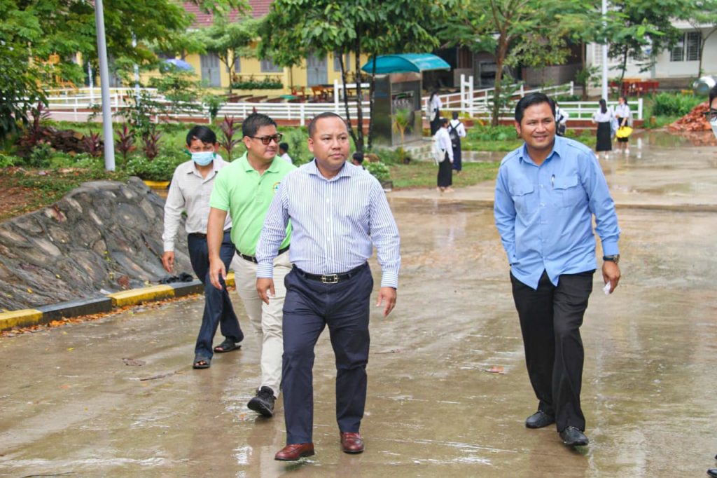 លោក​ ឡុង​ ឌីម៉ង់ អភិបាលរង នៃគណៈអភិបាលខេត្តព្រះសីហនុ អញ្ជើញបើកអង្គប្រជុំពិភាក្សាការដាក់តំឡេីងផ្ទាំងប៉ាណូអប់រំបរិស្ថានពីវិធានកាត់បន្ថយការប្រេីប្រាស់ថង់ប្លាស់ស្ទិក​