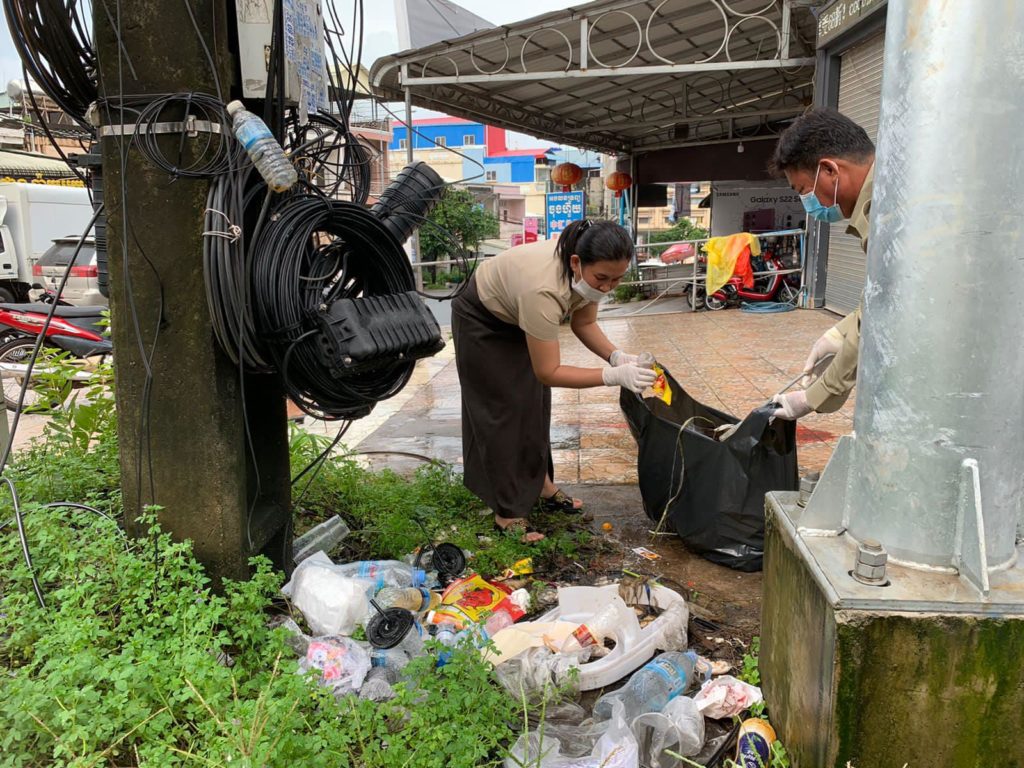 លោកស្រី សំរិទ្ធ សុខេមរា ចៅសង្កាត់លេខ២ ក្រុងព្រះសីហនុ បានដឹកនាំសហការី ចុះធ្វេីអនាម័យ និងប្រមូលសំរាម នៅតាមដងផ្លូវសាធារណៈ