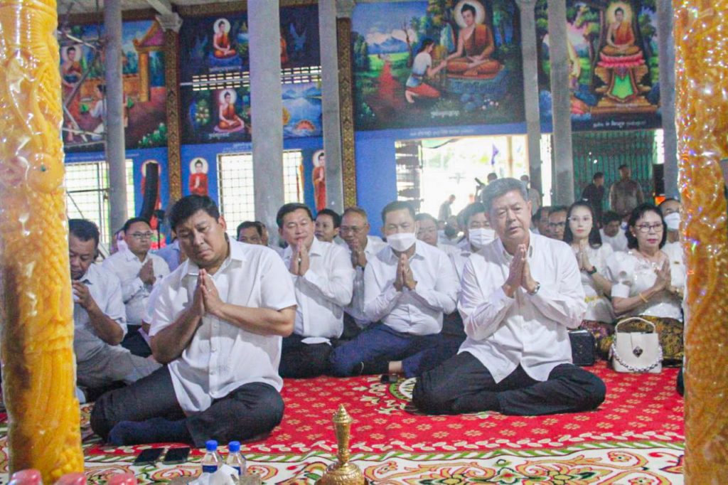 ឯកឧត្តម សាយ សំអាល់ និងឯកឧត្តម គួច ចំរើន នាំយកទៀនព្រះវស្សា ទេយ្យទាន និងបច្ច័យប្រគេនព្រះសង្ឃគង់ចាំព្រះវស្សាចំនួន៤០វត្ត នៅក្នុងខេត្តព្រះសីហនុ