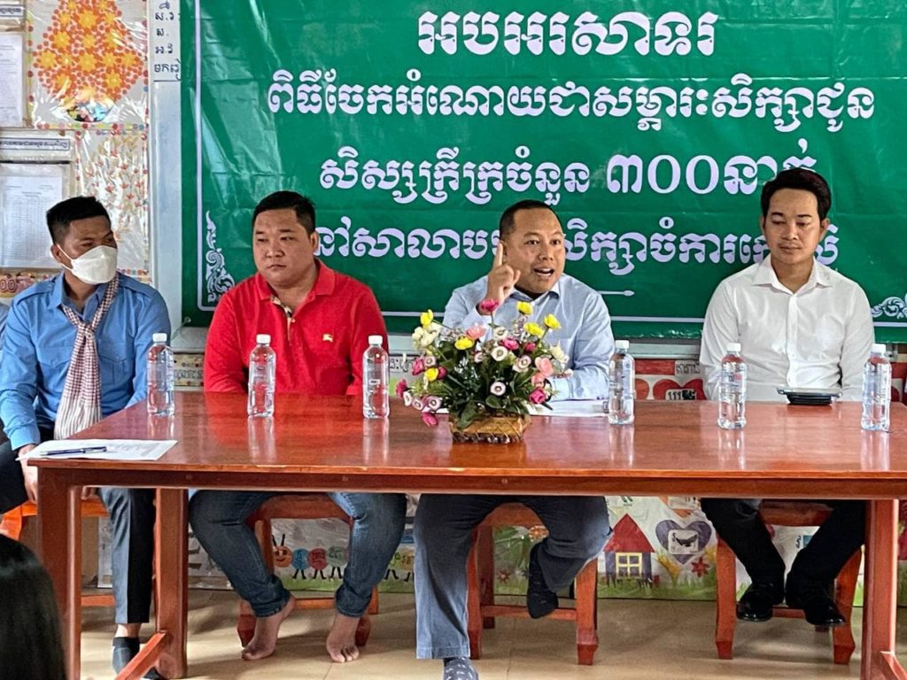 លោក ឡុង ឌីម៉ង់ អភិបាលរងខេត្តព្រះសីហនុ និងលោក ណុប វន្នី ព្រមទាំងសប្បុរសជននានា បាននាំយកអំណោយជាសំលៀកបំពាក់ និងសម្ភារសិក្សារបស់សប្បុរសជនទៅចែកជូនដល់សិស្សានុសិស្សក្រីក្រចំនួន៣០០ នាក់