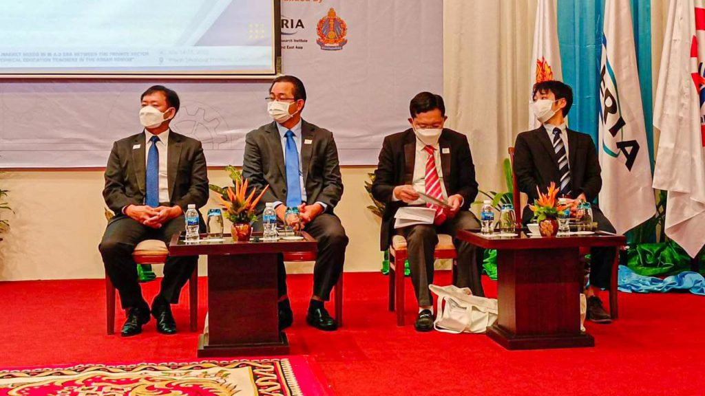 ឯកឧត្តម ម៉ាង ស៊ីណេត អភិបាលរងខេត្តព្រះសីហនុ បានចូលរួមពិធីបើកសិក្ខាសាលាស្ដីពី «តម្រូវការទីផ្សារការងារក្នុងយុគសម័យ IR4.0 រវាងតំណាងវិស័យឯកជន និងគ្រូបង្រៀនអប់រំបច្ចេកទេសនៅក្នុងតំបន់អាស៊ាន»