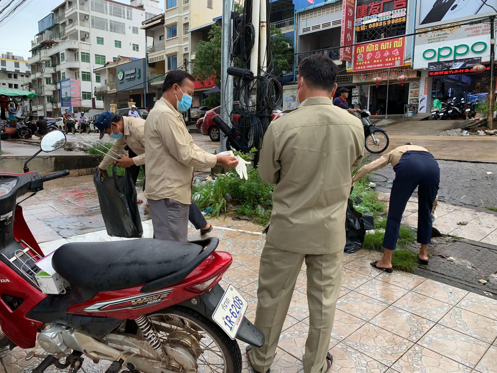 លោកស្រី​ សំរិទ្ធ​ សុខេមរា​ ចៅសង្កាត់លេខ២ ក្រុងព្រះសីហនុ​ បានដឹកនាំសហការី ចុះធ្វេីអនាម័យ​ និងប្រមូលសំរាម​ នៅតាមដងផ្លូវសាធារណៈ