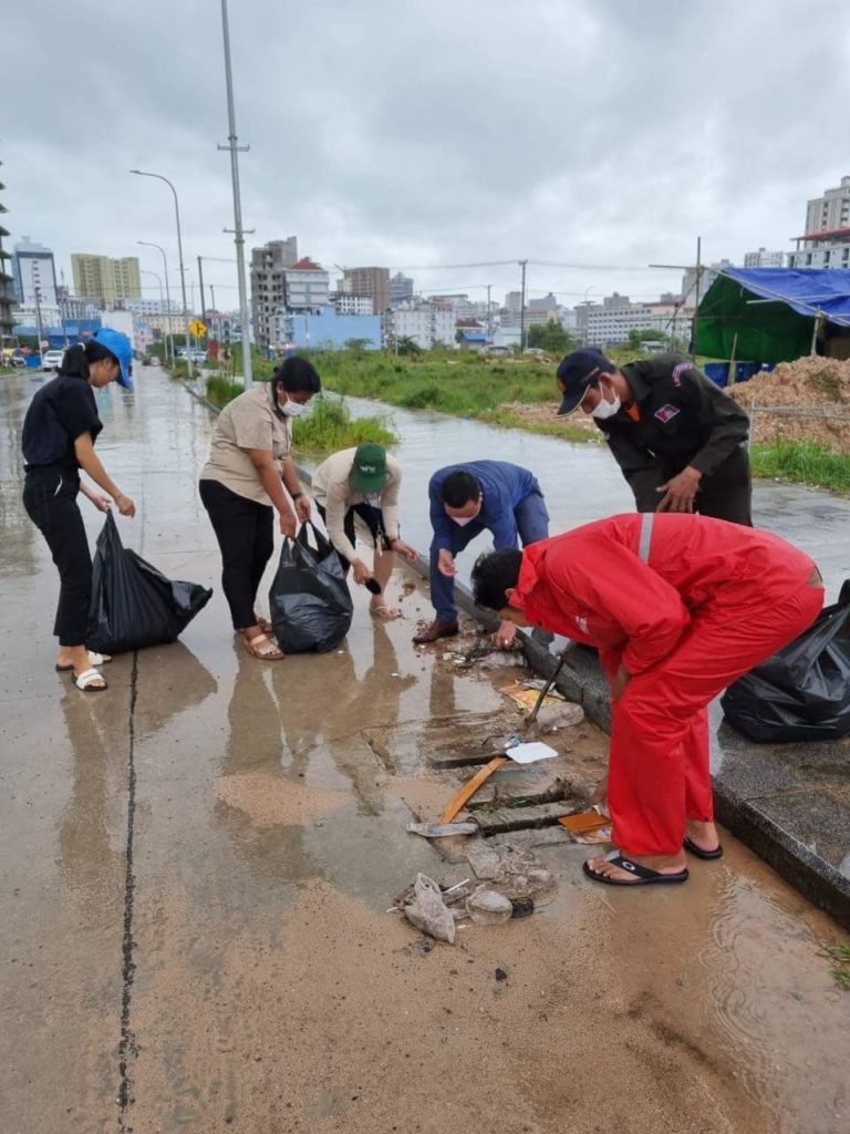 លោក សេង នីម ចៅសង្កាត់លេខ៤ ក្រុងព្រះសីហនុ​ បានដឹកនាំសហការី ចុះប្រមូលសំរាមចេញពីគម្របលូ និងតាមដងផ្លូវសាធារណៈ