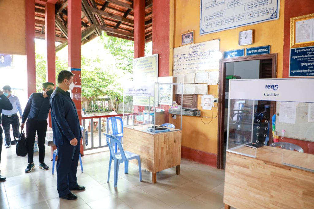 ឯកឧត្តម គួច ចំរើន អភិបាល នៃគណៈអភិបាលខេត្តព្រះសីហនុ បានអញ្ជើញត្រួតពិនិត្យដំណើរការ នៃការផ្តល់សេវាសាធារណៈតាមយន្តការច្រកចេញចូលតែមួយ នៅឃុំកំពេញ