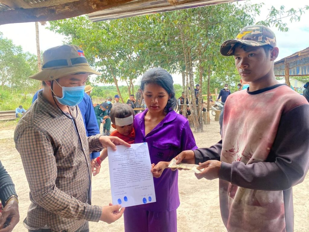 ក្រុមការងារចម្រុះរដ្ឋបាលខេត្តព្រះសីហនុ បានចុះទៅអប់រំណែនាំឱ្យបងប្អូនប្រជាពលរដ្ឋរុះរើខ្ទមខុសច្បាប់ដែលបានសង់លើទីតាំងដីកម្មសិទ្ធិឯកជន របស់ក្រុមហ៊ុន តំបន់សេដ្ឋកិច្ចពិសេសក្រុងព្រះសីហនុ
