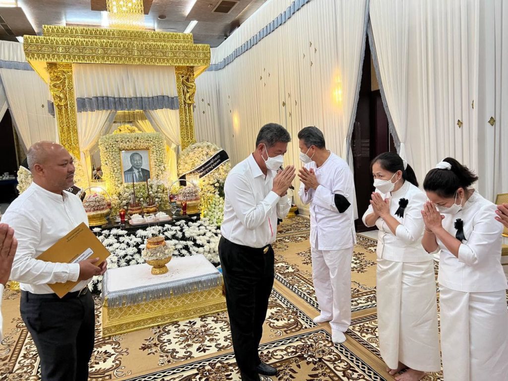 ឯកឧត្តម គួច ចំរើន អភិបាល នៃគណៈអភិបាលខេត្តព្រះសីហនុ ដឹកនាំគណៈប្រតិភូខេត្តព្រះសីហនុ អញ្ជើញគោរពវិញ្ញាណក្ខន្ធសព មហាវីរិយាភិរ័ក្ខសិរីអគ្គមហាឧបាសកពុទ្ធសាសនូបត្ថម្ភក៍ ខេរ៉ូ ស៊ុនស្រេង