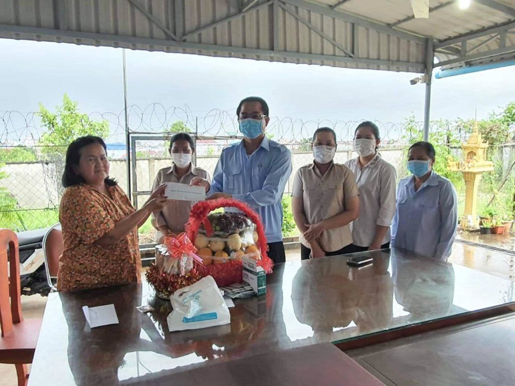 ឯកឧត្តម ម៉ាង​ ស៊ីណេត​ អភិបាលរងខេត្ត តំណាងឯកឧត្តម គួច ចំរើន អភិបាល នៃគណៈអភិបាលខេត្តព្រះសីហនុ អញ្ជេីញចុះសួរសុខទុក្ខ​លោកស្រី​ ហៀក​ ហ៊ីមុល្លី  អភិបាលរងខេត្ត​