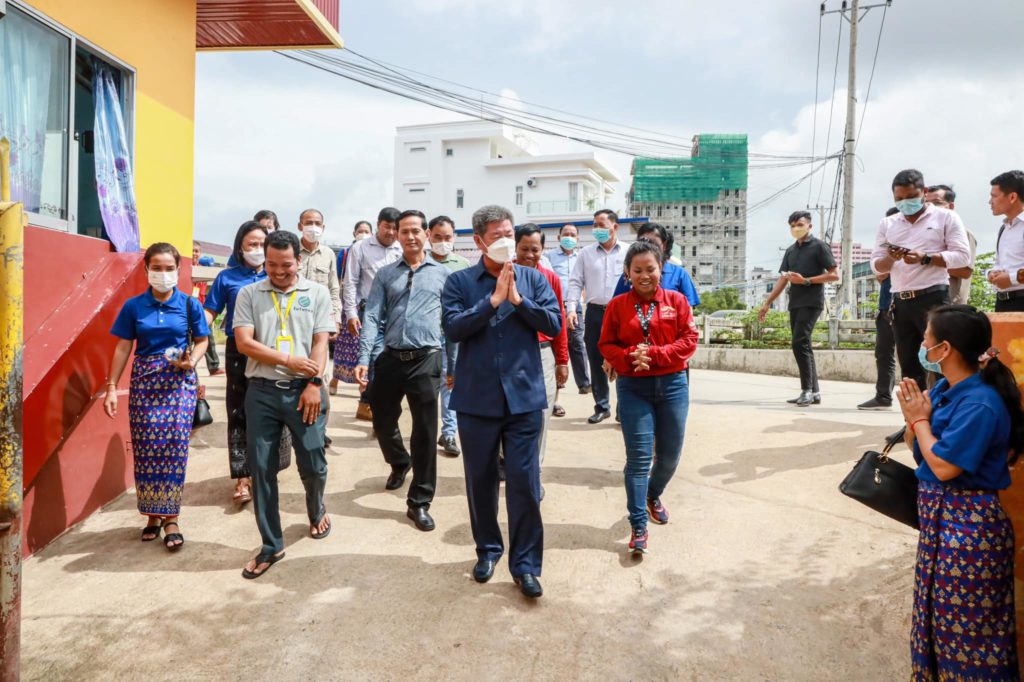 ឯកឧត្តម គួច ចំរើន អភិបាល នៃគណៈអភិបាលខេត្តព្រះសីហនុ  អញ្ជើញសំណេះសំណាលសួរសុខទុក្ខកុមារអង្គការម្លប់តាប៉ាងប្រមាណជា ៦៥០នាក់ នៅអង្គការម្លប់តាប៉ាង