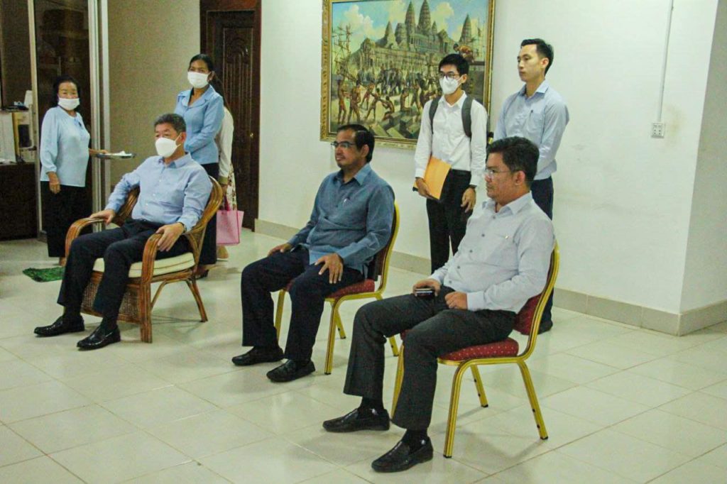 ឯកឧត្តម គួច ចំរើន អភិបាល នៃគណៈអភិបាលខេត្តព្រះសីហនុ បានអញ្ជើញផ្តល់ថវិកាលើកទឹកចិត្តដល់បងប្អូនប្រជានេសាទចំនួន០៤នាក់ដែលបានជួយសង្គ្រោះជនរងគ្រោះលិចទូក