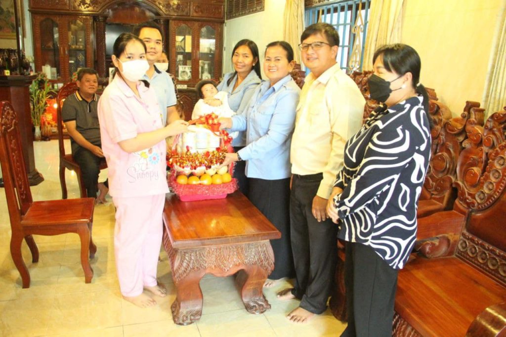 លោកស្រី ហៀក ហ៊ីមុល្លី អភិបាលរងខេត្ត តំណាងឯកឧត្តម គួច ចំរើន អភិបាល នៃគណៈអភិបាលខេត្តព្រះសីហនុ អញ្ជើញសួរសុខទុក្ខ និងនាំយកអំណោយឧបត្ថម្ភដល់មន្ត្រីជាប់កិច្ចសន្យាសាលាខេត្តព្រះសីហនុ