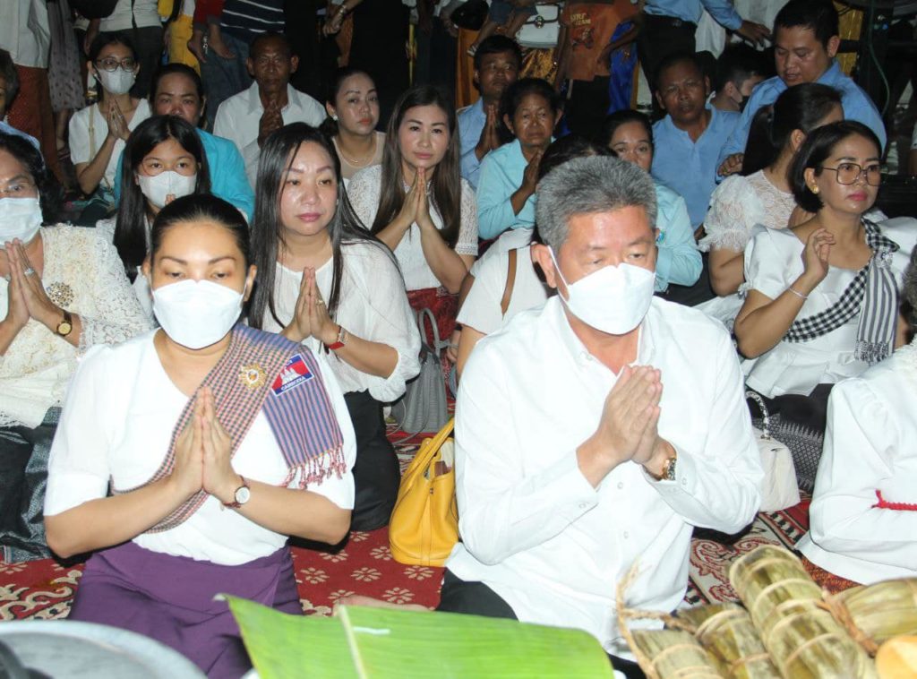 ឯកឧត្ដម គួច ចំរេីន​ និងលោកជំទាវ អញ្ជើញដឹកនាំឯកឧត្ដម លោកជំទាវ លោក លោកស្រីជាអភិបាល រងខេត្ត មន្ត្រីរាជការបាននាំយកទេយ្យទាន ចង្ហាន់ បិណ្ឌបាតវេរប្រគេនព្រះសង្ឃក្នុងពិធីកាន់បិណ្ឌនៅវត្ត “ពោធិពេជ្រគីរី”