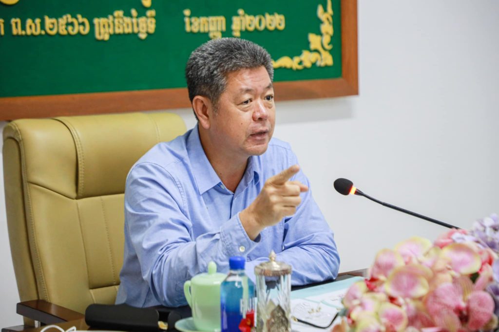 ឯកឧត្តម គួច ចំរើន អភិបាល នៃគណៈអភិបាលខេត្តព្រះសីហនុ អញ្ជើញដឹកនាំកិច្ចប្រជុំដោះស្រាយករណីម្ចាស់គណនីហ្វេសបុកឈ្មោះ Um San ដែលបានខមិនលើហ្វេសបុកផេករបស់សម្តេចក្រឡាហោម ស ខេង
