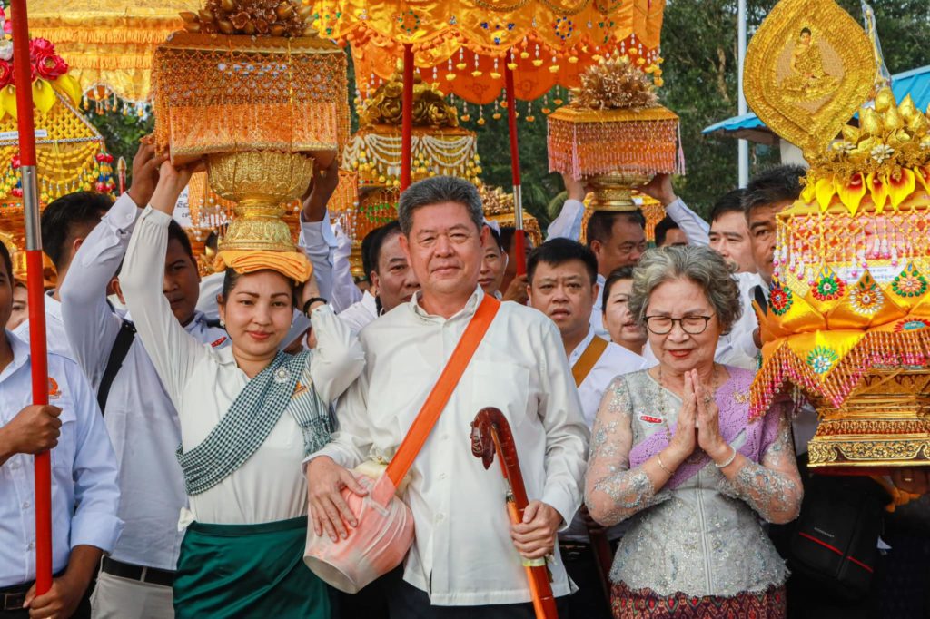 ឯកឧត្តម វង្ស ផាណាត ឯកឧត្តម គួច ចំរើន និងលោកជំទាវ សមាជិក សមាជិកាក្រុមប្រឹក្សាខេត្ត បានដង្ហែអង្គកឋិនទានសាមគ្គីទៅកាន់វត្តគិរីជលសារ កោះរ៉ុង