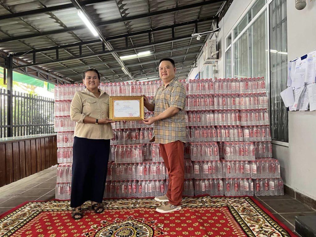 លោកស្រី ហៀក ហ៊ីមុល្លី អភិបាលរងខេត្តព្រះសីហនុ បានអញ្ជើញទទួលអំណោយពីសប្បុរសជន ដែលបាននាំយកទឹកពិសាបរិសុទ្ធ ប៉ាយ ឈាន់ ចំនួន ៥០០ កេស