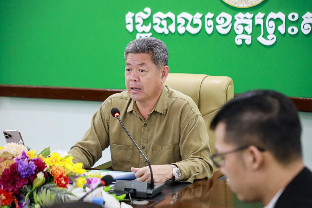 ឯកឧត្តម គួច ចំរើន អភិបាល នៃគណៈអភិបាលខេត្តព្រះសីហនុ ស្តាប់បទបង្ហាញស្តីពីគម្រោងរៀបចំកន្លែងកម្សាន្តកីឡាទេសចរណ៍លើសមុទ្រ របស់ក្រុមហ៊ុនឡឺសូឡីម៉ីឡាន