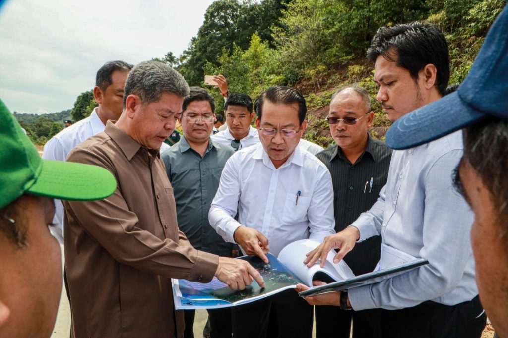ឯកឧត្តម វង្ស ផាណាត ប្រធានក្រុមប្រឹក្សាខេត្ត និងឯកឧត្តម គួច ចំរើន អភិបាល នៃគណៈអភិបាលខេត្តព្រះសីហនុ អញ្ជើញចុះពិនិត្យមើលផ្លូវបេតុង និងការដាំបង្គោលភ្លើងនៅលើក្រុងកោះរ៉ុង