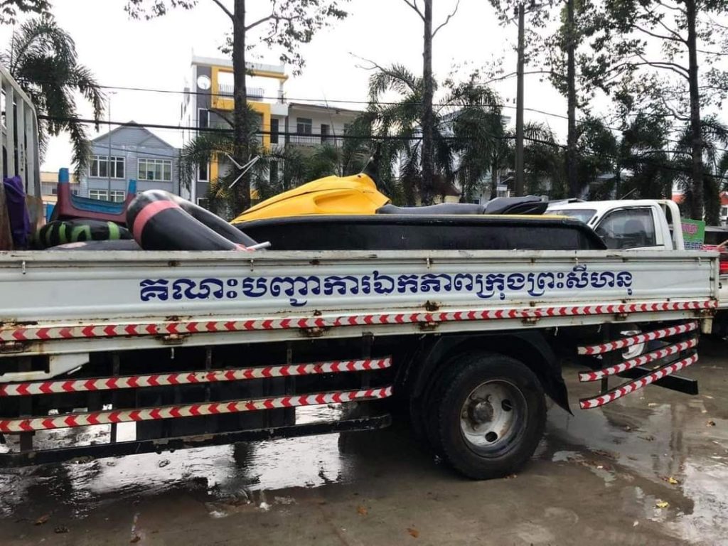 សូមជម្រាបជូនថា កន្លងមករដ្ឋបាលក្រុងព្រះសីហនុ បានចុះផ្សព្វផ្សាយអប់រំជាប្រចាំទាំងផ្ទាល់មាត់ និងនៅក្នុងអង្គប្រជុំ អំពីការបើកបរម៉ូតូទឹកនៅលើផ្ទែសមុទ្រ ដោយត្រូវរក្សាគម្លាត យ៉ាងតិចបំផុតចំងាយ៥០ម៉ែត្រ ពីកន្លែងភ្ញៀវទេសចរលេងទឹក