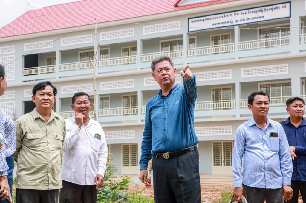 ឯកឧត្តម គួច ចំរើន អភិបាល នៃគណៈអភិបាលខេត្តព្រះសីហនុ អញ្ជើញពិនិត្យសមិទ្ធផល សំណង់អាគារសិក្សា វិទ្យាល័យទួលកែវ
