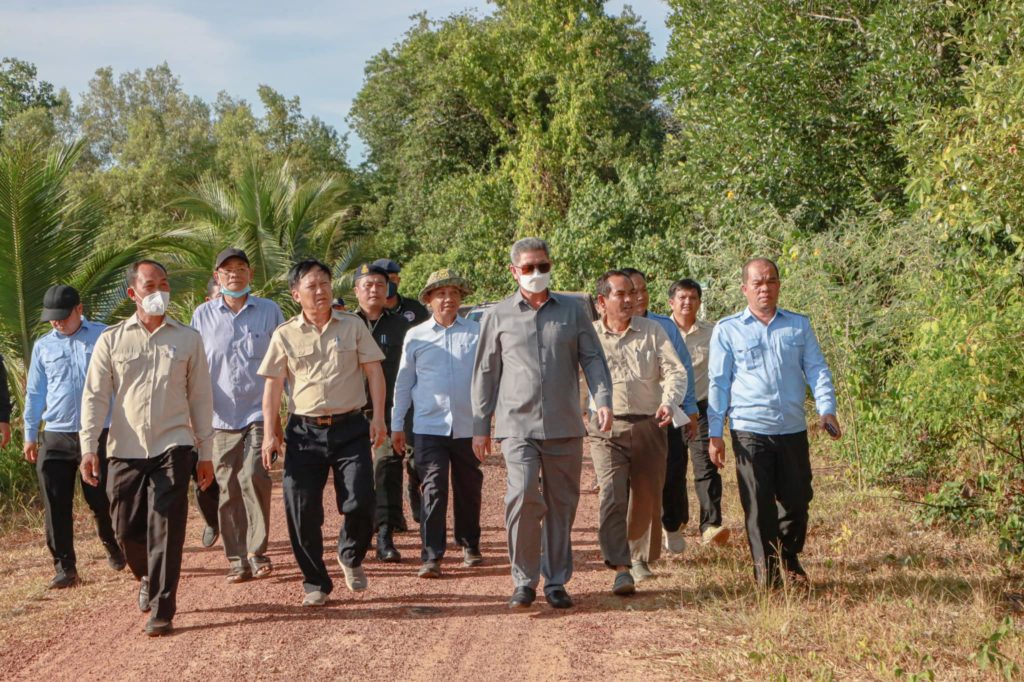 រសៀលថ្ងៃទី១០ ខែវិច្ឆិកា ឆ្នាំ២០២២ ឯកឧត្តម គួច ចំរើន អភិបាល នៃគណៈអភិបាលខេត្តព្រះសីហនុ បានដឹកនាំមន្រ្តីជំនាញពាក់ព័ន្ធចុះត្រួតពិនិត្យទីតាំងគ្រោងដាំកូនកោងកាងស្ថិតនៅស្រុកព្រៃនប់ ខេត្តព្រះសីហនុ។