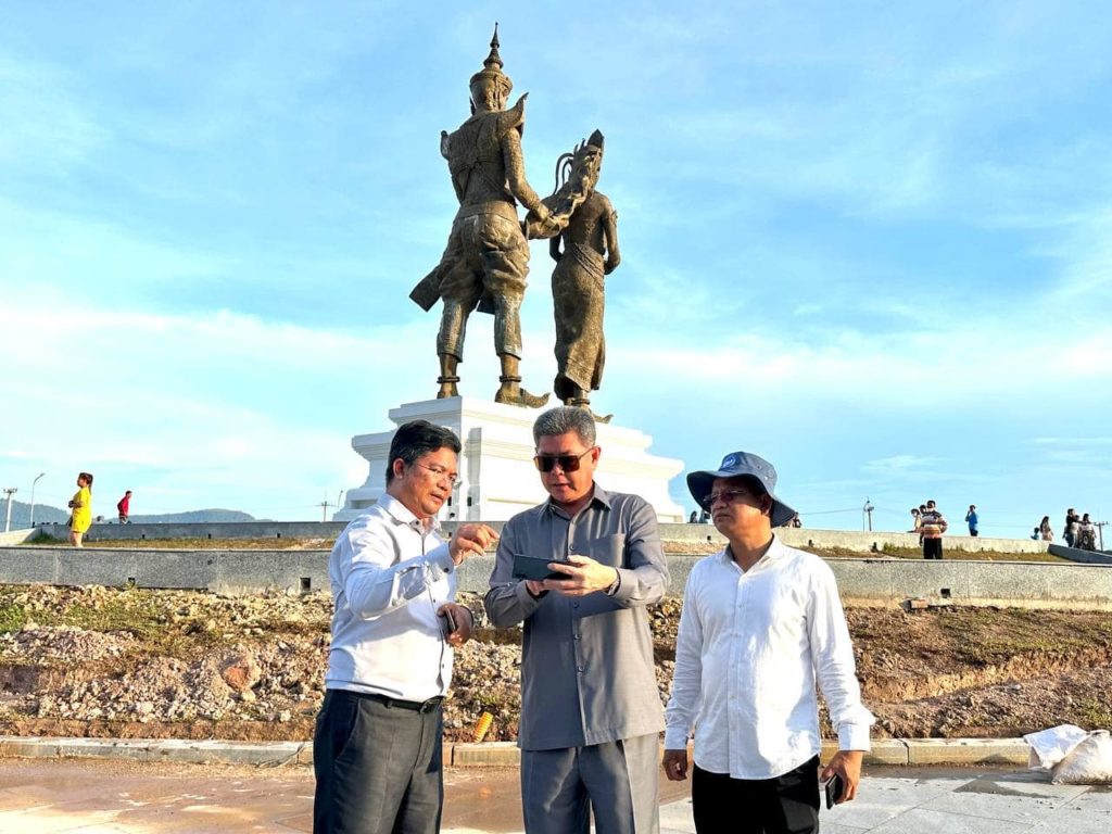 រសៀលថ្ងៃទី១០ ខែវិច្ឆិកា ឆ្នាំ២០២២ ឯកឧត្តម គួច ចំរើន អភិបាល នៃគណៈអភិបាលខេត្តព្រះសីហនុ បានអញ្ជើញចុះត្រួតពិនិត្យការកែលម្អសួនច្បារនៅរង្វង់មូលព្រះថោងនាងនាគ ស្ថិតក្នុងភូមិគគីរ ឃុំបិតត្រាំង ស្រុកព្រៃនប់ ខេត្តព្រះសីហនុ។