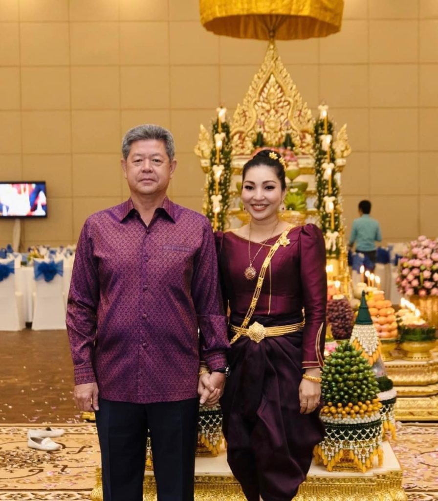 ថ្នាក់ដឹកនាំ មន្ត្រីរាជការនៃមន្ទីរវប្បធម៌ និងវិចិត្រសិល្បៈខេត្ត សិល្បៈករ សិល្បៈការិនី សូម​គោរពថ្លែងអំណរអរគុណចំពោះ ឯកឧត្តម គួច ចំរើន អភិបាល​ នៃគណៈអភិបាលខេត្តព្រះសីហនុ​ និងលោកជំទាវ