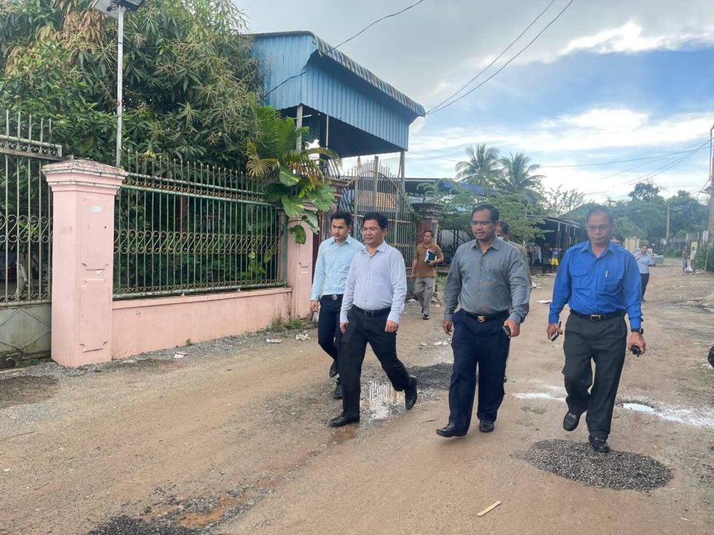 ព្រឹកថ្ងៃទី២៥ ខែវិច្ឆិកា ឆ្នាំ២០២២ ក្រុមការងារចម្រុះ ដឹកនាំដោយលោក អ៉ី សុខឡេង អភិបាលរងខេត្ត បានចុះពិនិត្យទីតាំងដីសាធារណ:របស់រដ្ឋ (ដីស្រះទឹក) ស្ថិតនៅភូមិ៣ សង្កាត់លេខ១ ក្រុងព្រះសីហនុ ខេត្តព្រះសីហនុ។