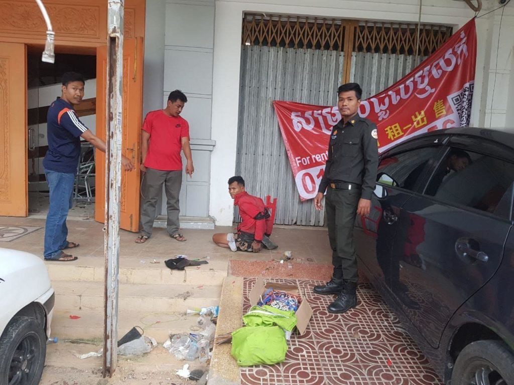 កាលពីវេលាម៉ោង០៥និង៣០នាទីទាបភ្លឺថ្ងៃទី១៨ ខែវិច្ឆិកា ឆ្នាំ២០២២ កម្លាំងល្បាតកងរាជអាវុធខេត្តព្រះសីហនុ បានទទួលព័ត៌មានពីប្រជាពលរដ្ឋ ករណីលួចកាត់ខ្សែភ្លើងក្នុងអគារមួយកន្លែង