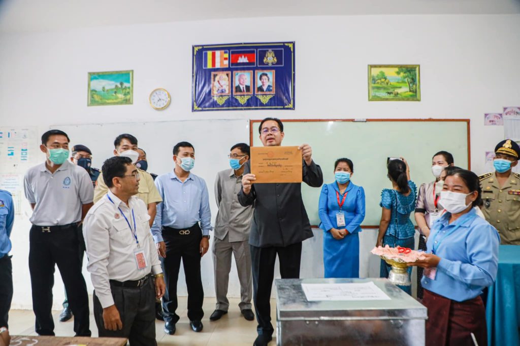 ឯកឧត្តម ម៉ាង ស៊ីណេត អភិបាលរងខេត្តព្រះសីហនុ អញ្ជើញបើកវិញ្ញាសាប្រលងសញ្ញាបត្រមធ្យមសិក្សាទុតិយភូមិសម្រាប់ឆ្នាំសិក្សា២០២១-២០២២ នៅមណ្ឌលវិទ្យាល័យក្រុងព្រះសីហនុ