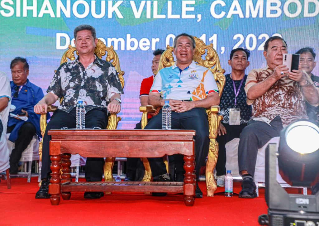ឯកឧត្តម វ៉ាត់ ចំរើន និងឯកឧត្តម គួច ចំរើន ញ្ជើញជាអធិបតីការប្រកួតកីឡាគុណខ្មែរជម្រុះជើងឯកចំនួន ៨គូរ