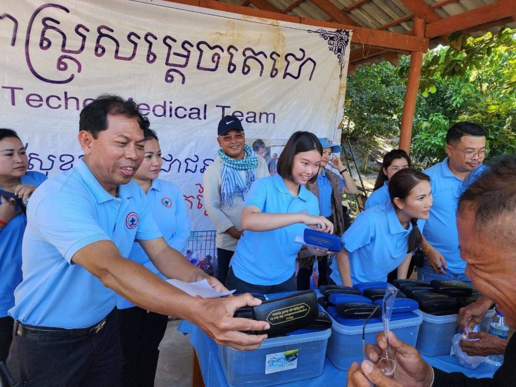 លោកជំទាវ ហ៊ុន ម៉ាណា បានដឹកនាំក្រុមគ្រូពេទ្យស្ម័គ្រចិត្តវេជ្ជសាស្ត្រសម្តេចតេជោ ចំនួន ១១០នាក់ ចុះពិនិត្យ និងព្យាបាលជំងឺជូនប្រជាពលរដ្ឋចំនួន ១៤៩៨នាក់ ក្នុងសង្កាត់កោះរ៉ុង
