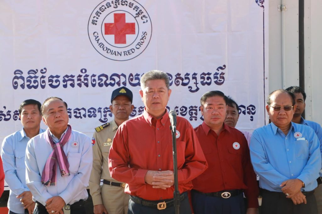 ឯកឧត្តម គួច ចំរើន អញ្ជើញសំណេះសំណាល និងនាំយកអំណោយសង្គ្រោះបន្ទាន់របស់សាខាកាកបាទក្រហមកម្ពុជាខេត្តព្រះសីហនុ ចែកជូនប្រជាពលរដ្ឋរងគ្រោះដោយខ្យល់កន្រ្តាក់