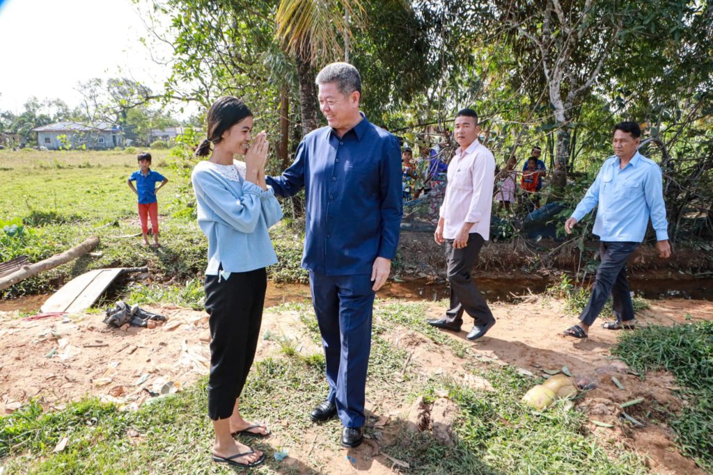 ឯកឧត្តម គួច ចំរើន ដឹកនាំក្រុមការងារមន្ត្រីសាខា អ្នកស្ម័គ្រចិត្តសាខា ចុះសួរសុខទុក្ខ និងនាំយកអំណោយចែកជូនក្រុមគ្រួសារក្មួយស្រី​ ភាព ស្រីណាក់