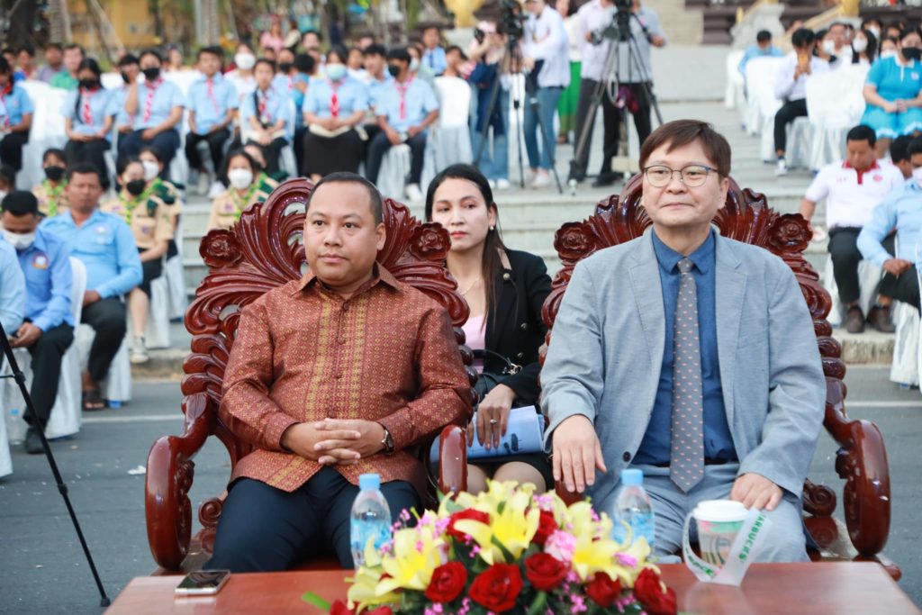 លោក ឡុង ឌីម៉ង់ អភិបាលរង​ខេត្តព្រះសីហនុ និងលោក លី ឆល់សឹង អញ្ជើញចូលរួមការសំដែងសិល្បៈផ្លាស់ប្តូរវប្បធម៌កម្ពុជា-កូរ៉េ របស់ក្រុមសិល្បៈពហុវប្បធម៌កុមារទីក្រុងឆាងវុន នៃសាធារណរដ្ឋកូរ៉េ និងសិល្បៈកុមារខេត្តព្រះសីហនុ