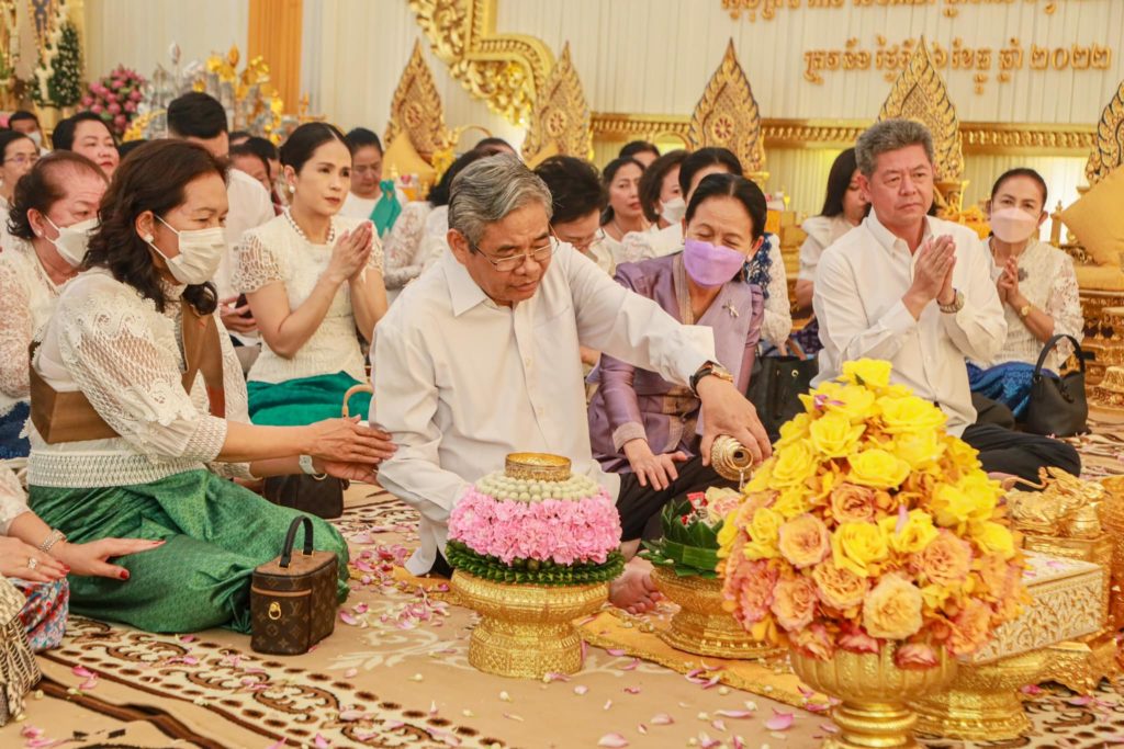 ឯកឧត្តមឧបនាយករដ្ឋមន្ត្រី យឹម ឆៃលី និងលោកជំទាវ ទន់ ខុន យឹម ឆៃលី និងបុត្រា បុត្រីបានផ្ដួចផ្ដើមបុណ្យ (ផ្កាសាមគ្គី)