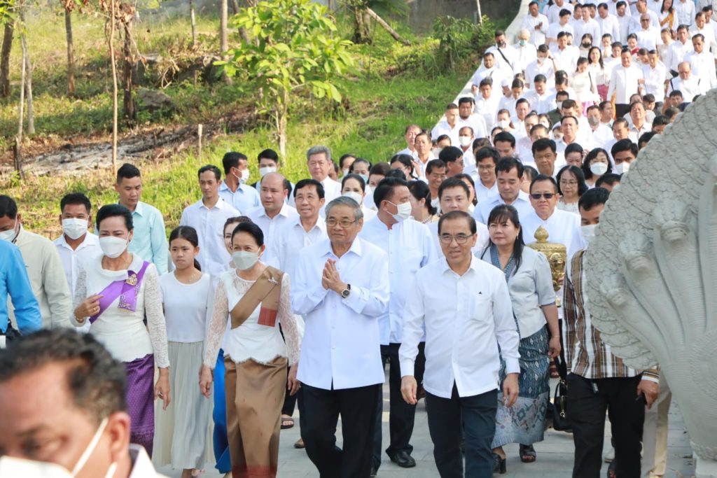 ឯកឧត្តម ឧបនាយករដ្ឋមន្ត្រី យឹម ឆៃលី និងលោកជំទាវ ទន់ ខុន យឹម ឆៃលី និងបុត្រា បុត្រី បានផ្ដួចផ្ដើមបុណ្យ (ផ្កាសាមគ្គី) ដង្ហែយកទៅកសាងព្រះពុទ្ធបដិមាព្រះអង្គផ្ទុំ ទឹកធ្លាក់ភ្នំតារាល