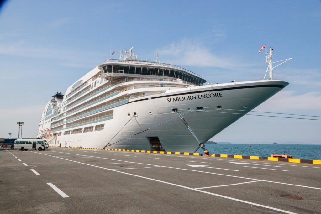 នាវាទេសចរណ៍ SEABOURN ENCORE ជាមួយអ្នកដំណើរជាទេសចរចំនួនប្រមាណជិត៥០០នាក់ បានចូលចតលើកទី១ជាថ្មីឡើងវិញ បន្ទាប់ពីអាក់ខានប្រមាណជាពីរឆ្នាំដោយជំងឺកូវីដ-១៩
