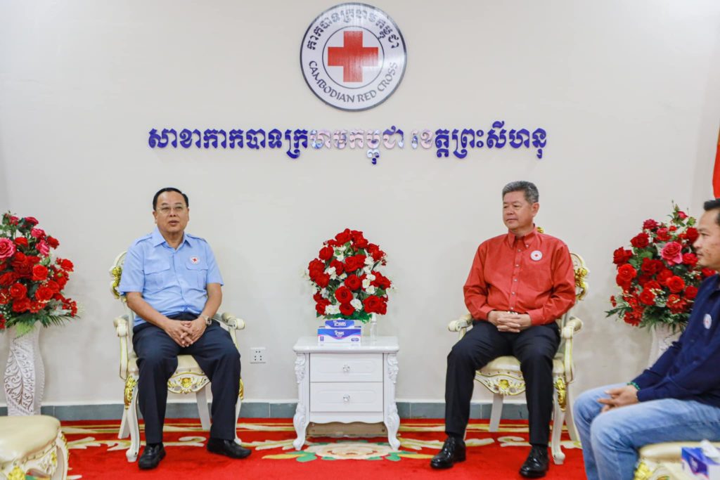 ឯកឧត្តម គួច ចំរើន ប្រធានគណៈកម្មាធិការសាខាកាកបាទក្រហមកម្ពុជា ខេត្តព្រះសីហនុ  អញ្ចើញបានទទួលអំណោយមនុសស្សធម៌ពីសប្បុរសជន