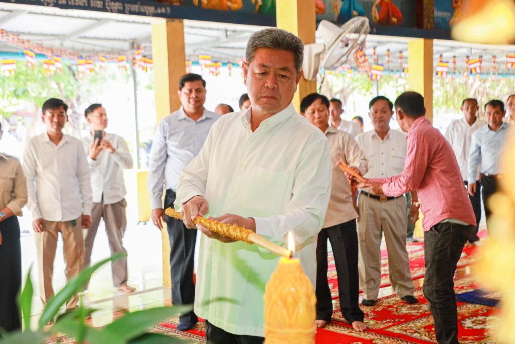 នារសៀលថ្ងៃទី១៨ ខែមករា ឆ្នាំ២០២៣ ឯកឧត្តម គួច ចំរើន អភិបាល នៃគណៈអភិបាលខេត្តព្រះសីហនុ អញ្ជើញថ្វាយបង្គំព្រះវិមលសាគរ ហ្វាន់ ហឿន ព្រះមេគុណខេត្តព្រះសីហនុ នៅវត្តពោធិ៍ពេជ្រគិរី ស្ថិតក្នុងឃុំអូរឧកញ៉ាហេង ស្រុកព្រៃនប់ ខេត្តព្រះសីហនុ។