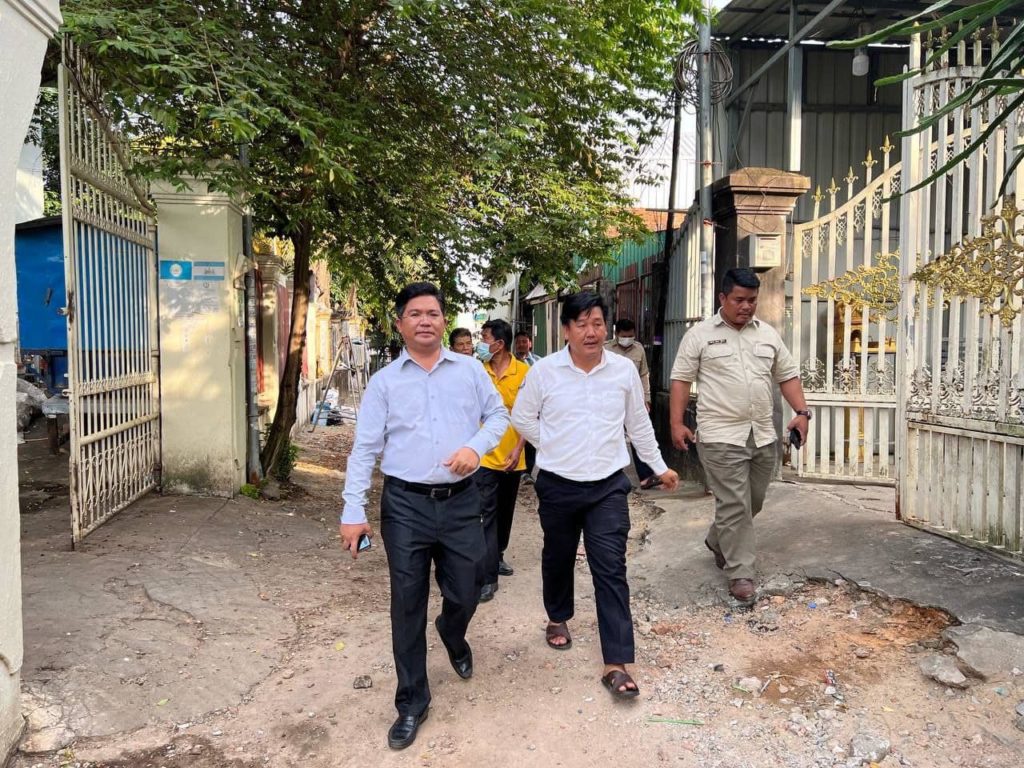 លោក ឃាង ភារម្យ នាយកទីចាត់ការផែនការ និងវិនិយោគ សាលាខេត្ត បានដឹកនាំមន្ត្រីបច្ចេកទេស ចុះពិនិត្យទីតាំងស្នើសុំដោះស្រាយករណីរំលោភចំណីអូរប្រឡាយ, បើកផ្លូវ, ជួសជុល និងសាងសង់ផ្លូវបេតុង