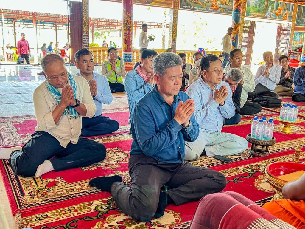 ឯកឧត្តម គួច ចំរើន អភិបាល នៃគណៈអភិបាលខេត្តព្រះសីហនុ អញ្ជើញចុះពិនិត្យវឌ្ឍនភាព នៃការសាងសង់ព្រះវិហានៅភូមិព្រែកស្វាយ សង្កាត់កោះរ៉ុង ក្រុងកោះរ៉ុង ខេត្តព្រះសីហនុ