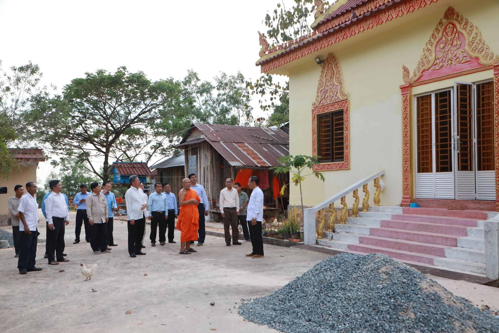 នារសៀលថ្ងៃទី១៨ ខែមករា ឆ្នាំ២០២៣ ឯកឧត្តម គួច ចំរើន អភិបាល នៃគណៈអភិបាលខេត្តព្រះសីហនុ អញ្ជើញថ្វាយបង្គំព្រះវិមលសាគរ ហ្វាន់ ហឿន ព្រះមេគុណខេត្តព្រះសីហនុ នៅវត្តពោធិ៍ពេជ្រគិរី ស្ថិតក្នុងឃុំអូរឧកញ៉ាហេង ស្រុកព្រៃនប់ ខេត្តព្រះសីហនុ។