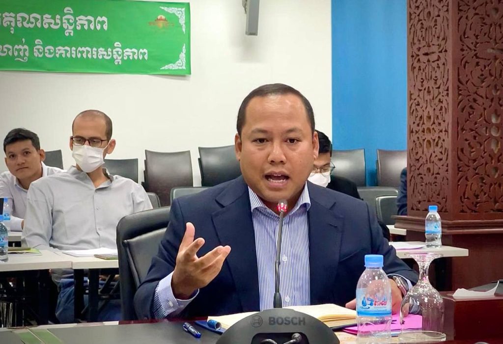 លោក ឡុង ឌីម៉ង់ អភិបាលរង នៃគណៈអភិបាលខេត្តព្រះសីហនុ បានអញ្ជើញចូលរួមក្នុងកិច្ចប្រជុំពិភាក្សាជាមួយភាគីពាក់ព័ន្ធស្តីពី “ការគ្រប់គ្រង់សំណល់សមុទ្រ (Marine Debris) ពិសេសសំណល់ប្លាស្ទិចនៅតាមគោលដៅទេសចរណ៍ តំបន់ឆ្នេរសមុទ្រកម្ពុជា”